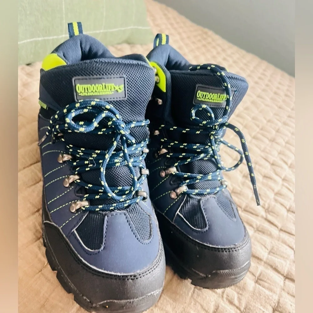 OUTDOORLIFE Children’s hiking boots SIZE 5 NEW